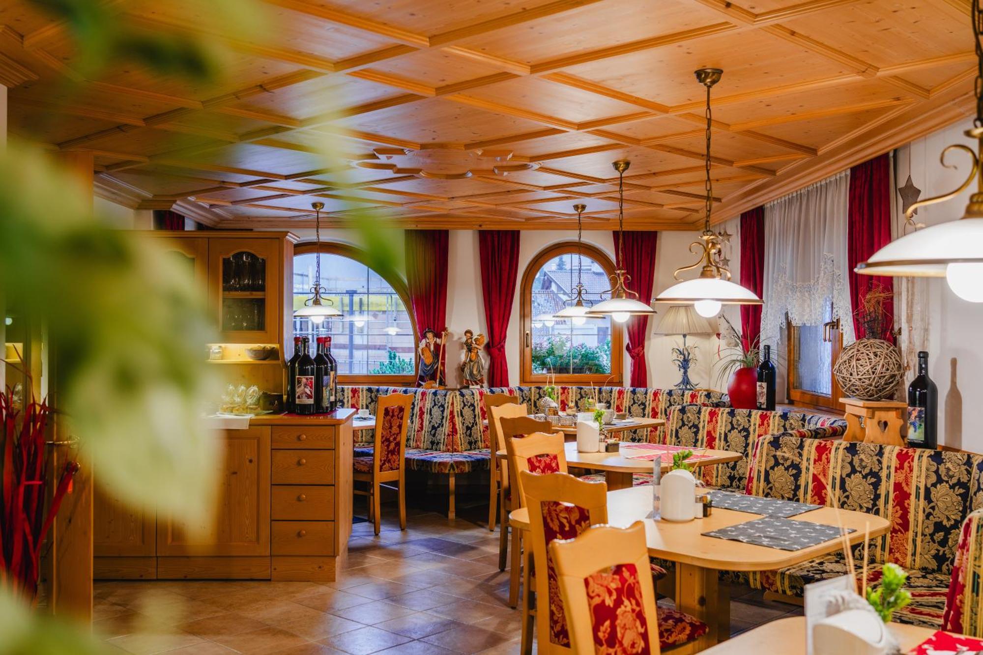 Garni Hotel Belalp Santa Cristina Val Gardena Exterior photo